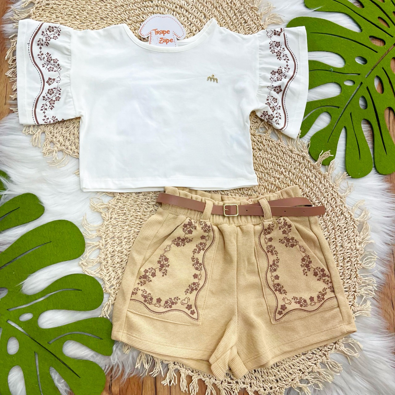 Conj Blusa Off Floral e Short Caqui com cinto